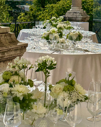 Antonia Flowers Roma, allestimento floreale bianco e verde con rose, dalie e composizioni da tavola per ricevimento all’aperto