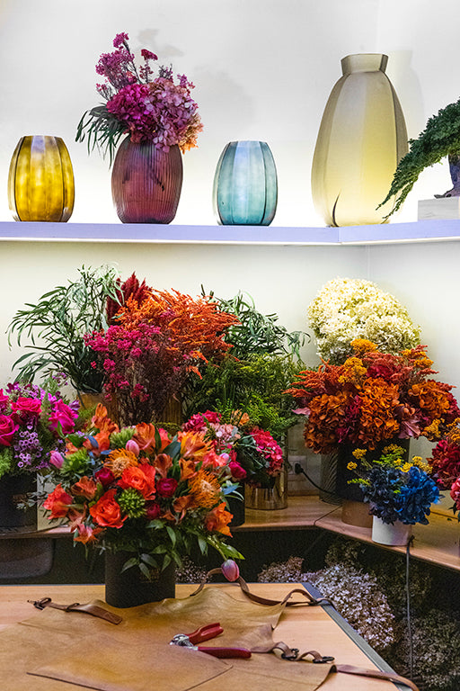 Interno dell’atelier Antonia Flowers Roma con composizioni floreali e vasi decorativi