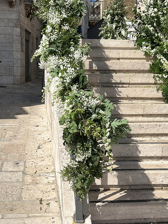 Scalinata decorata con fiori bianchi e verde per matrimonio in Puglia
