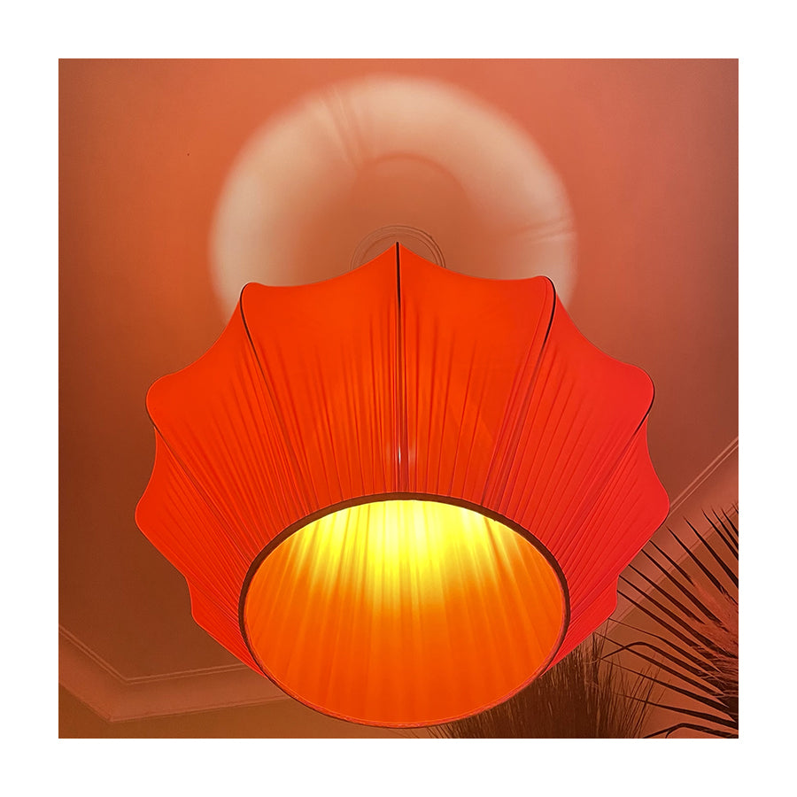 Lampada a sospensione arancione all’interno dell’atelier Antonia Flowers Roma