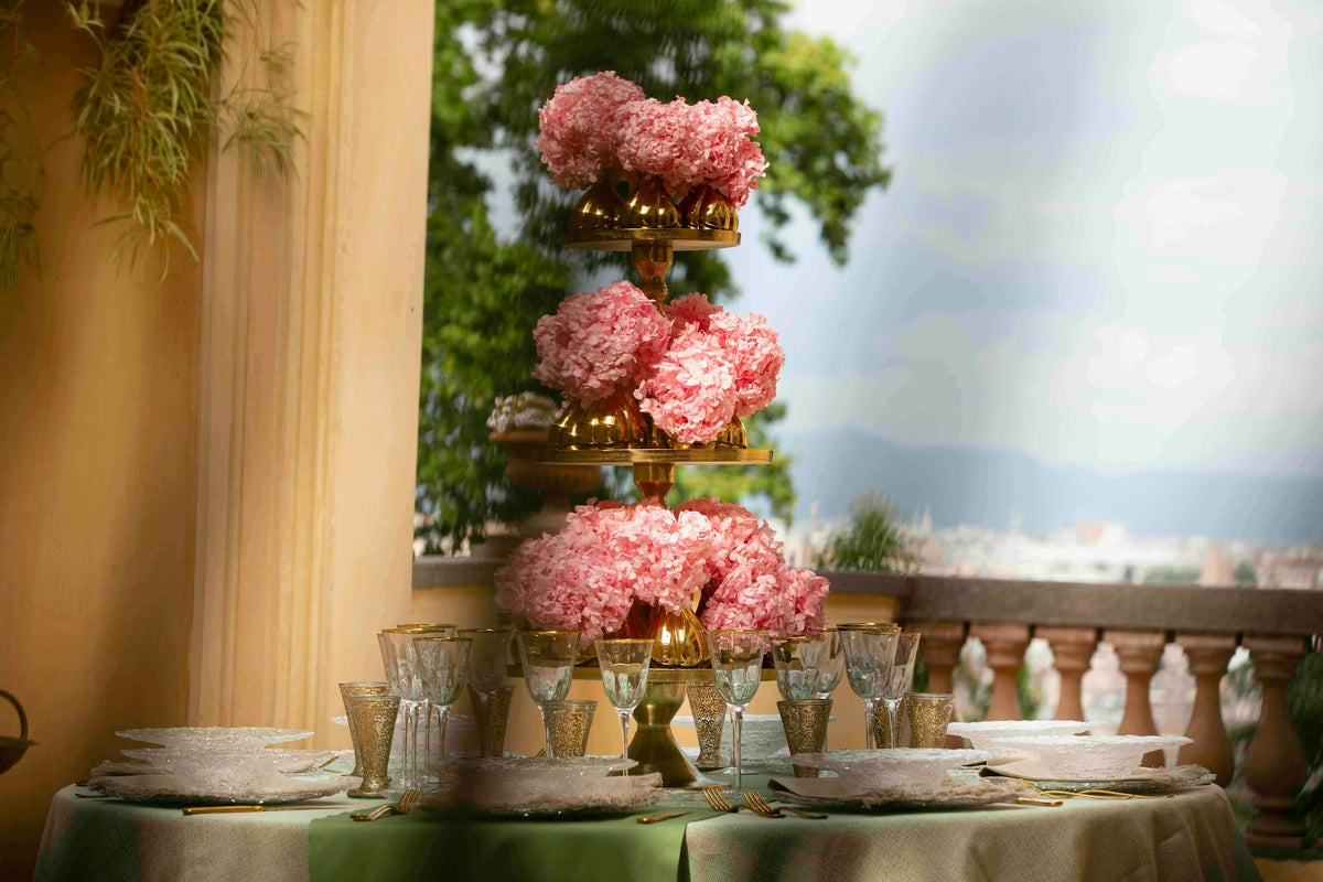 Allestimento floreale per evento a Villa Aurelia con ortensie rosa su alzata dorata
